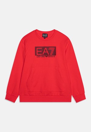 Rotes Baumwoll-Sweatshirt mit einer Fronttasche, schwarzem EA7 Emporio Armani Logo, Rundhalsausschnitt und langen Ärmeln mit gerippten Bündchen.