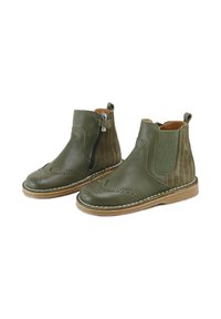 Botas de tobillo de cuero verde con diseño perforado, cremallera lateral y acentos de pana. Suela robusta con detalle de costura visible.