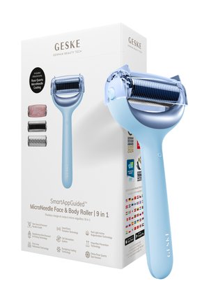 Lyseblå 9-i-1 microneedle ansigts- og kroproller med tre vedhæftninger og kølende rosenkvarts hoved, ved siden af hvidt brandet produkt emballage.