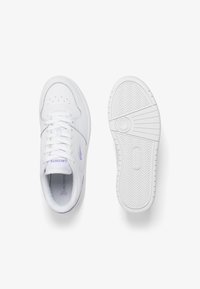 Białe sneakersy z gładkiej skórzanej cholewki, z jasnoliliowymi akcentami i teksturowaną gumową podeszwą. Sznurowadła i perforacje na czubku.