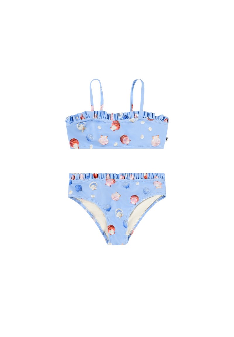 Ensemble de bikini deux pièces avec une base bleu clair ornée de motifs de coquillage, des bords froncés sur le haut et le bas, et des bretelles réglables.