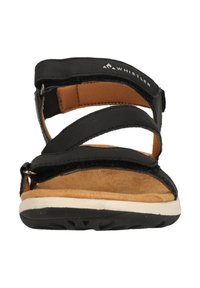Sort lædersandal med tre remdesign, tan ruskindsindlæg, hvid gummisål og metalliske detaljer til justering.