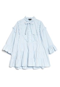 Γαλάζιο ριγέ πουκάμισο με βολάν, κορδόνι στο γιακά και μανίκια που ανοίγουν. Διαθέτει κάθετες ρίγες και σχεδιασμό με στρώσεις και υφή.