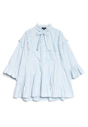 Γαλάζιο ριγέ πουκάμισο με βολάν, κορδόνι στο γιακά και μανίκια που ανοίγουν. Διαθέτει κάθετες ρίγες και σχεδιασμό με στρώσεις και υφή.