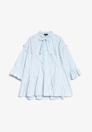 Hele sinise triibuline pluus volangidega detailide, krae lipsuga ja lehvivate varrukatega. Omab vertikaalseid triibusid ja astmelist, tekstuurset disaini.