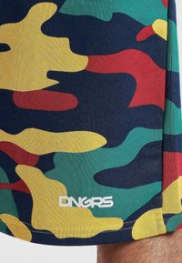 Dangerous DNGRS HIDE ME - Treniņtērpa apakšdaļas - camo