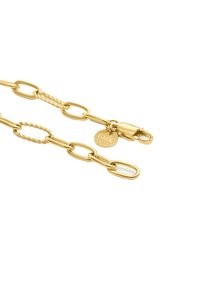 Collana d'oro con anelli ovali e accenti attorcigliati. Presenta un fermaglio a granchio e un ciondolo rotondo inciso con "GMK." Texture liscia e lucida.