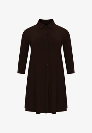 Braunes Hemdkleid mit klassischem Kragen, dreiviertellangen Ärmeln und seitlichen Schlitzen, gefertigt aus einem glatten, leichten Stoff.