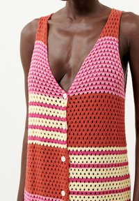 Top senza maniche lavorato a maglia con scollo a V, caratterizzato da strisce alternate in arancione, rosa e crema, completato da bottoni bianchi.