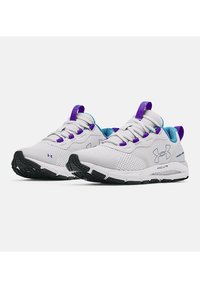 Scarpe sportive bianche con tomaia in mesh e sintetico, dettagli in viola e teal, lacci, colletto imbottito, suola in gomma nera testurizzata.