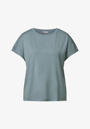Camiseta de manga corta verde claro de tejido suave. Presenta un cuello redondo y detalles de malla en los hombros para ventilación. Corte clásico.
