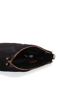 Sacchetto di tessuto nero con cerniera dorata, dotato di un ampio interno e tasche organizzative. Texture liscia senza motivi visibili.