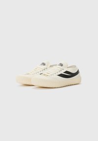 Weiße Leinensneaker mit schwarzen Streifen, strukturierter Gummisohle, Schnürdesign und Logo auf der Zunge. Geeignet für die Freizeit.