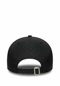 Casquette noire avec une sangle arrière réglable et une boucle en métal. Tissu lisse, couronne arrondie et trous de ventilation cousus.