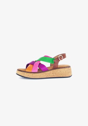 Multikleurige wedge-sandalen met een kurken zool, voorzien van brede, kruislings aangebrachte banden in roze, groen, oranje en paars. Bruine enkelband met gesp.