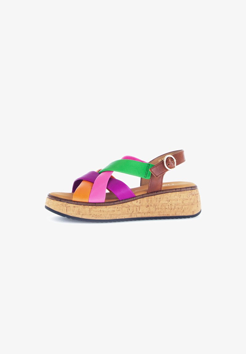 Sandalo con zeppa multicolore e suola in sughero, con ampie cinghie incrociate in rosa, verde, arancione e viola. Cinturino alla caviglia marrone con fibbia.