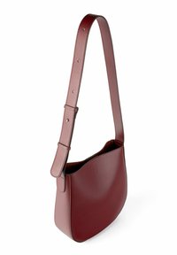 Borsa a spalla in pelle bordeaux con forma curva, tracolla regolabile e design minimalista, con logo in rilievo discreto sul fronte.