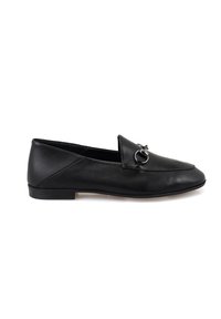 Schwarze Lederloafers mit glatter Oberfläche, spitzem Zehenbereich, dekorativen silbernen Beschlägen und einer niedrigen, flachen Sohle. Einfaches, klassisches Design.