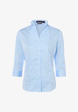 Hellblaues, langärmliges Hemd in Normalpassform mit abstraktem weißem Muster und weißen Knöpfen vorne, Kragen offen.