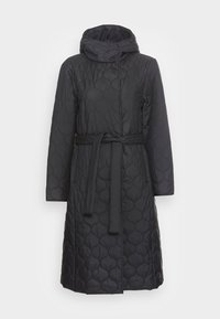 Langer schwarzer gesteppter Mantel mit Kapuze und Stoffgürtel, der in der Taille gebunden ist, mit Frontverschluss und subtilen geometrischen Stickmustern.