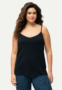 Černá v-neck tílko s tenkými ramínky, vyrobené z hladkého materiálu. Spárované s modrými kalhotami s vzorem se složitým designem.