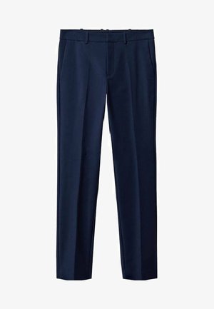 Costume sur mesure bleu marine à coupe slim, comprenant un blazer à un bouton et un pantalon à plis plats. Porté avec un haut blanc côtelé.