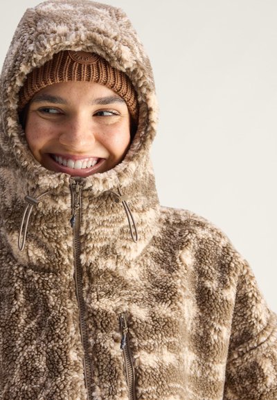 Fleece hoodie in bruin met een gestructureerd patroon, voorzien van een rits en verstelbare toggles op de capuchon voor een veilige pasvorm.