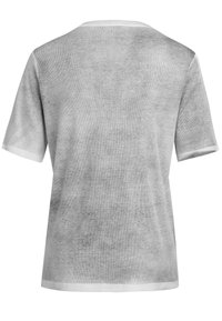 Szary krótki rękaw t-shirt o fakturowanym wykończeniu, z okrągłym dekoltem i białymi lamówkami na rękawach oraz u dołu.