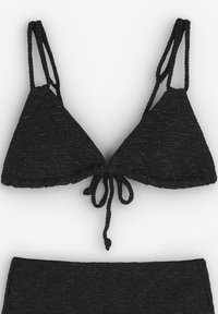 Zwart textuur bikini set met verstelbare dubbele schouderbanden en een striksluiting aan de voorzijde van de driehoekige top, gecombineerd met bijpassende onderkant.