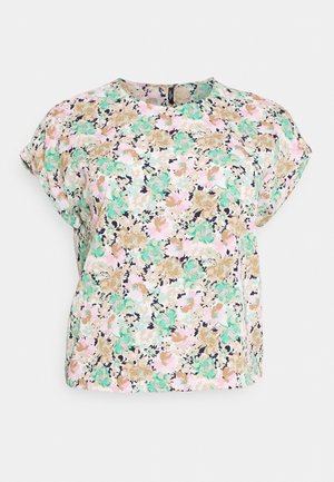 Korte mouwen blouse met een ronde hals, voorzien van een pastelkleurig bloemenpatroon in groen, beige, roze en zwart op een witte achtergrond.