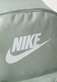 Nike Sportswear HERITAGE UNISEX - Mochila - jade horizon/white