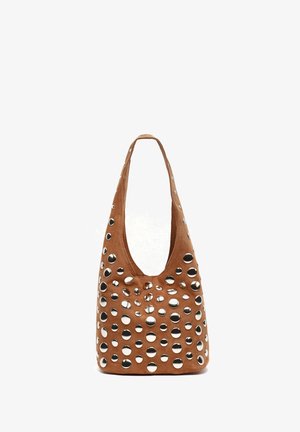 Bruine suède handtas met grote cirkelvormige uitsparingen en metallic accenten. Duidelijke hobo-vorm met een enkele schouderband en een soepele textuur.