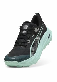 Chaussure de course noire avec une tige en maille texturée, semelle vert menthe et accents gris. Dispose d'un motif latéral unique et d'un bout renforcé.