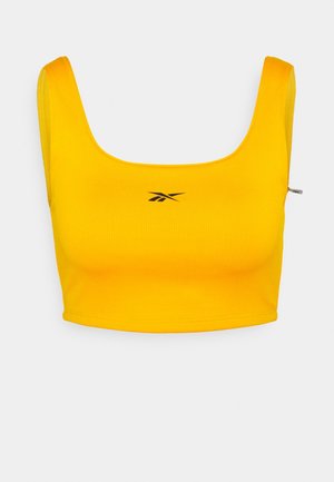 Gul cropped tanktop med ribbet tekstur, med firkantet halsudskæring og lille sort logo på fronten.