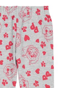 Pantaloni di stoffa grigi con una stampa rosa di personaggi canini dei cartoni animati, zampe e cuori; vita elastica per il massimo comfort.
