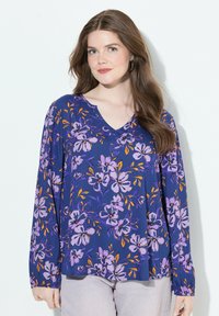 Top a maniche lunghe in tessuto blu navy con stampa floreale di fiori viola e arancioni. Design a V con vestibilità rilassata e texture morbida.