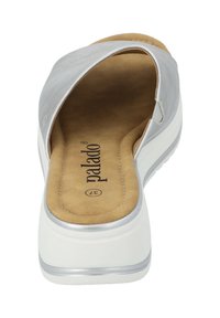 Grijze synthetische slidesandalen met open achterkant, gevoerde tan-kraag, witte platform en zilveren accenten langs de randen. Merknnaam zichtbaar aan de binnenkant.