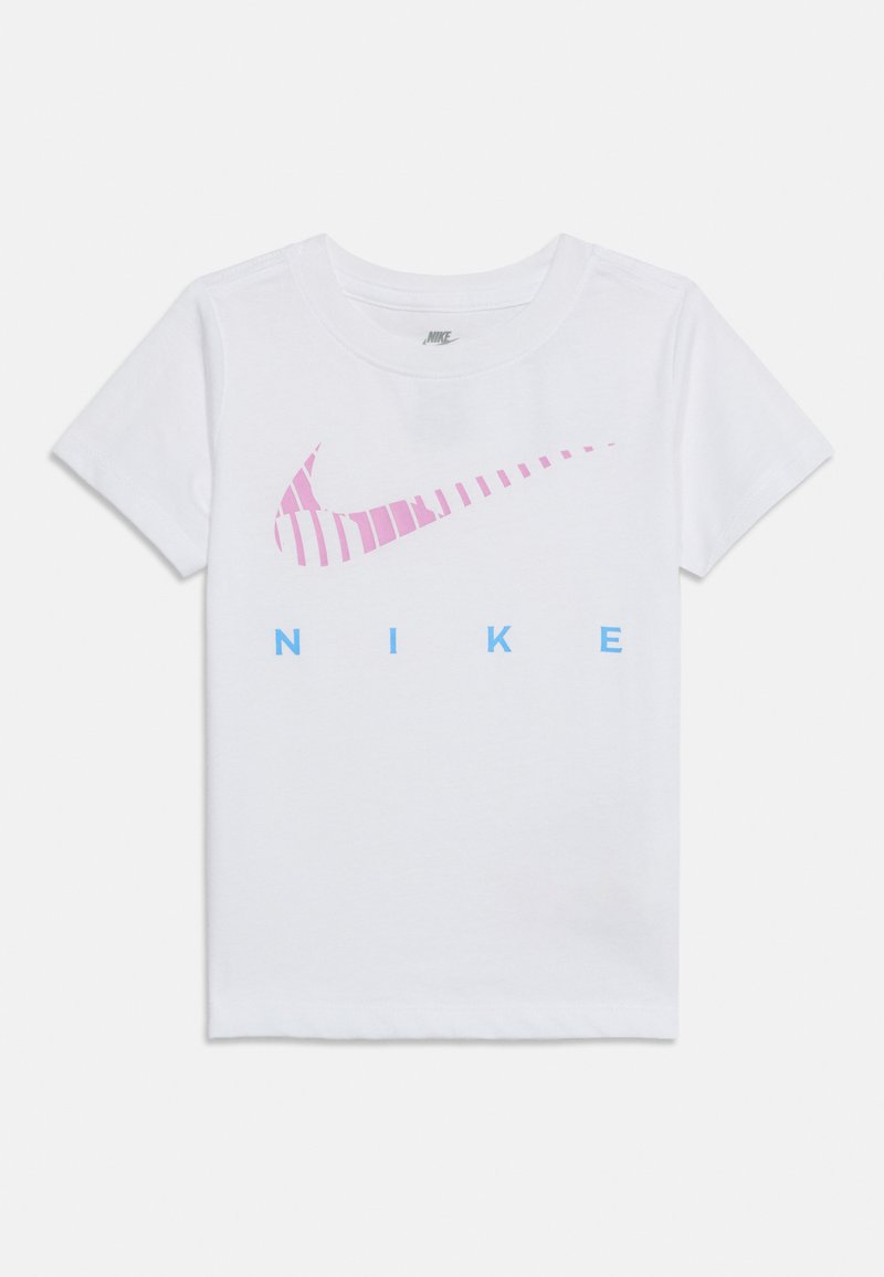 Άσπρο κοντομάνικο T-shirt Nike με ροζ ριγέ λογότυπο Swoosh και μπλε γράμματα "NIKE" κάτω από αυτό μπροστά.