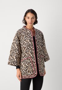 Leopardenmuster Steppjacke mit pinkem Besatz, breite Ärmel, zwei Fronttaschen und Stehkragen.