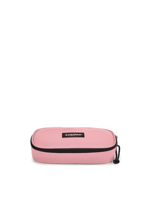 Étui souple rectangulaire rose avec fermeture éclair noire et patch logo Eastpak sur le dessus, isolé sur fond blanc.
