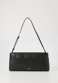 Melnas ādas rokassoma ar kvadrātveida dimanta rakstu, plānu plecu siksnu un Calvin Klein logotipu priekšpusē. Taisnstūra forma.