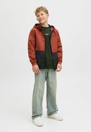 Giacca zip con cappuccio rossa e nera, abbinata a un felpa verde e jeans azzurri chiari. Presenta una trama liscia e una vestibilità comoda.