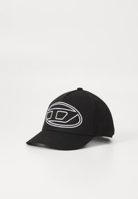 Casquette noire en tissu avec un visière incurvée. Pr�ésente un grand logo brodé blanc à l'avant. Conception à six panneaux avec des œillets de ventilation.