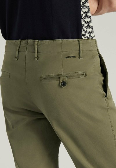 Olivgrüne Baumwollhose mit glatter Textur, ausgestattet mit einer Gesäßtasche mit Knopfverschluss und dezentem Branding.