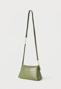 Zöld műbőr táska sima textúrával, szerkezetes, téglalap alakú formával és állítható pánttal, arany színű fém díszítésekkel.