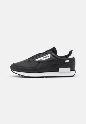 Czarno-biały sneaker Puma z perforowaną syntetyczną cholewką, sznurowaniem i amortyzowaną podeszwą, pokazany z profilu na białym tle.
