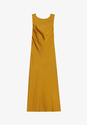 Bez piedurknēm, grīdas garuma kleita sinepju dzeltenā krāsā, izgatavota no gludas auduma ar noapaļotu dekoltē un smalku drapējuma detaļu.