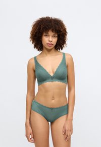 Sutiã verde com rendas, com um design em V e um botão decorativo ao centro, combinado com calcinhas hipster com rendas que combinam.