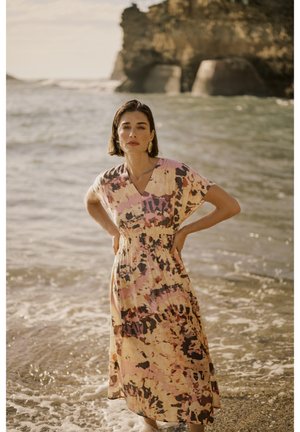 Abito maxi in tessuto stampato con tonalità di rosa, beige e nero; maniche corte a sbuffo e dettagli con vita elastica.