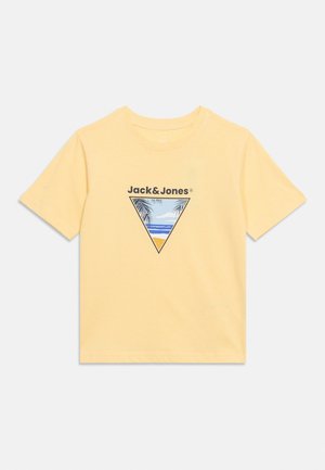 Gelbes T-Shirt mit kurzen Ärmeln und einer dreieckigen Strand-Szene als Grafik sowie dem Schriftzug „Jack & Jones“ oberhalb des Designs auf der Brust.